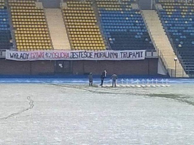 Skrzynki imitujące trumny na stadionie "Zawiszy"