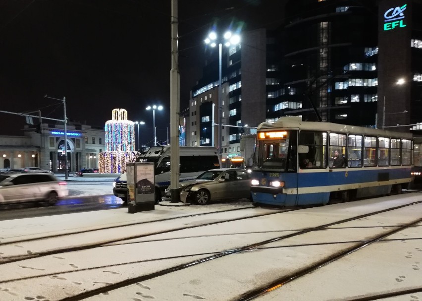 Wypadki i kolizje na ulicach Wrocławia. Bardzo, bardzo ślisko [ZOBACZ ZDJĘCIA]