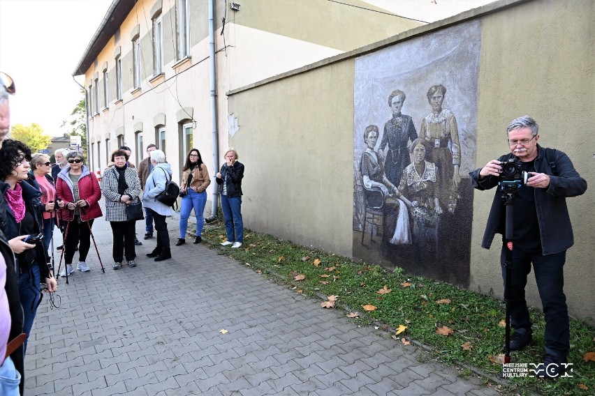 Spacerowali szlakiem nowych tomaszowskich murali. Zobaczcie je wszystkie! [ZDJĘCIA]