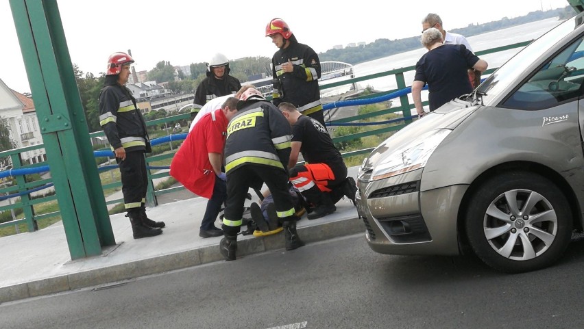 Wypadek na moście we Włocławku. Motocykl potrącił kierowcę citroena [zdjęcia]