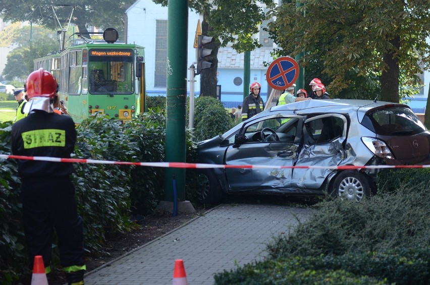 Poznań: Tramwaj zderzył się autem. Trzy osoby ranne [ZDJĘCIA]