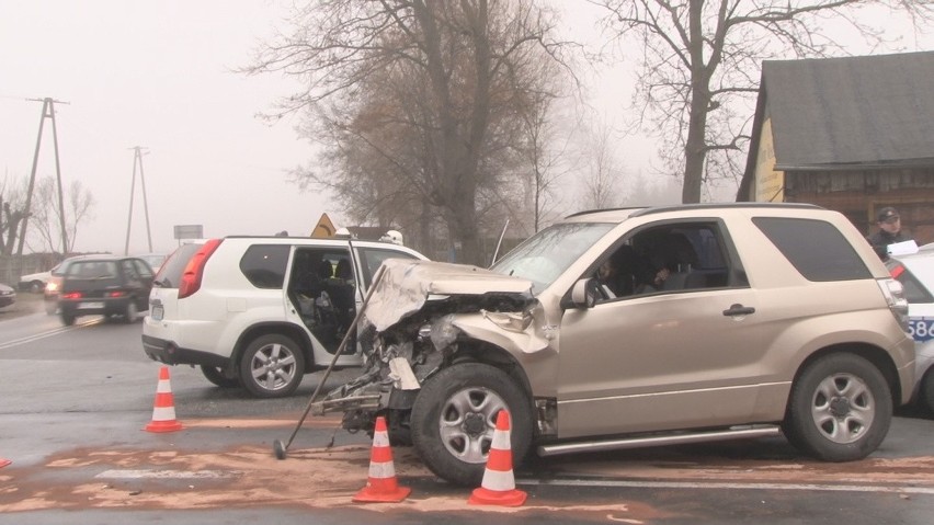 13 osób zostało rannych w zderzeniu busa z samochodem...