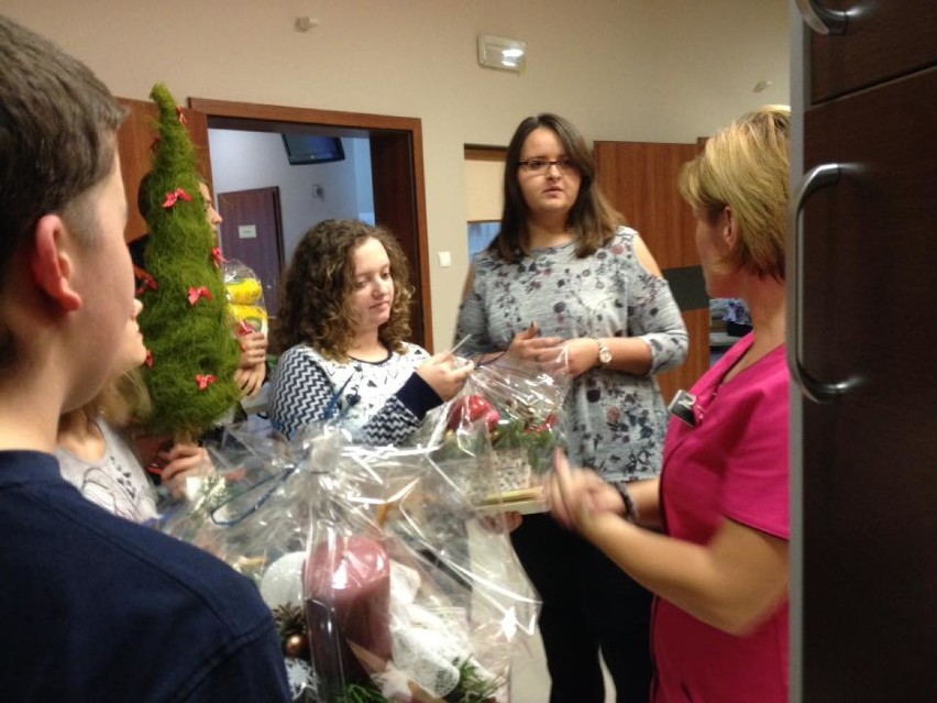 Uczniowie ZSS w Żorach odwiedzili z prezentami hospicjum