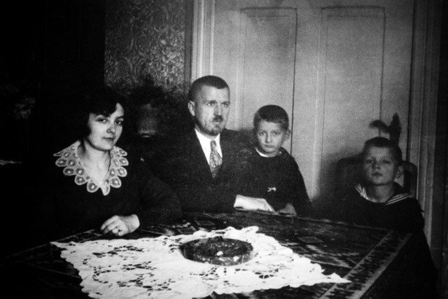 Małżonkowie Maria Hilda i Franciszek Szmelter oraz synowie Kazimierz i Zygmunt w swoim gdańskim mieszkaniu