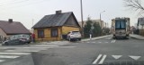 Dwa samochody zderzyły się na skrzyżowaniu ulic Kochanowskiego i Zwoleńskiej w Radomiu; jeden z nich wjechał w płot