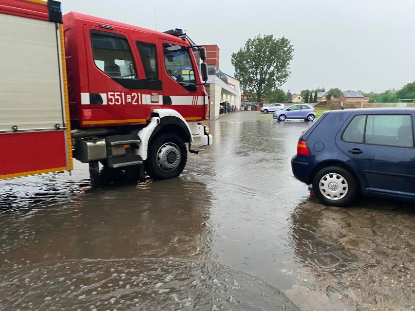 Burza nad Wieluniem i powiatem. Zalane piwnice i ulice, interweniowało ponad 140 strażaków AKTUALIZACJA