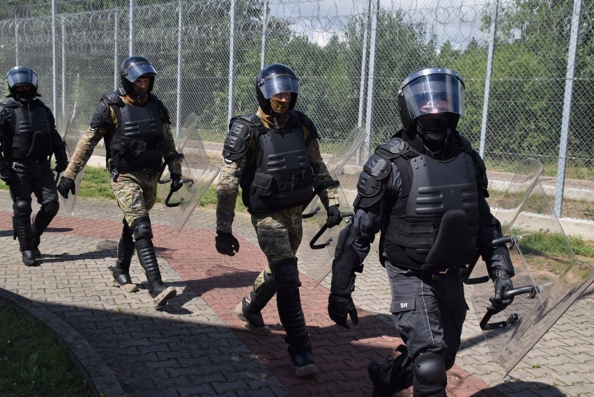 Więzienie w Gębarzewie. Ćwiczenia z udziałem policji i straży pożarnej