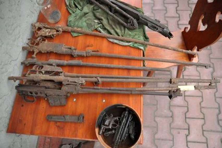 Gigantyczny arsenał broni przechowywał 52-latek z Puław (ZDJĘCIA)