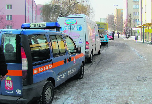 Pojazdy uniemożliwiają wjazd do zatoki autobusom