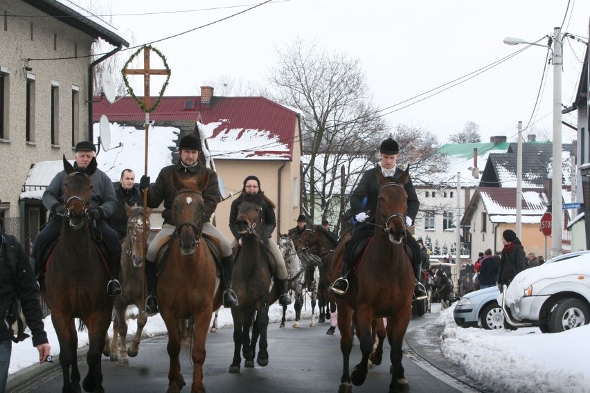 Arcybiskup Wiktor Skworc na procesji konnej w Pietrowicach Wielkich [ZDJĘCIA]