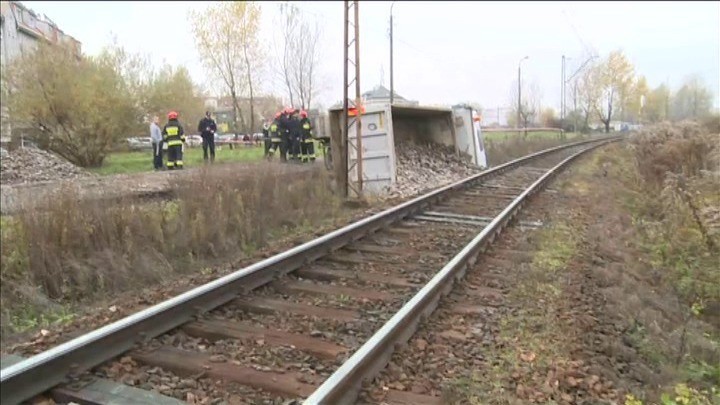 Ciężarówka przewróciła się na tory. Utrudnienia na kolei