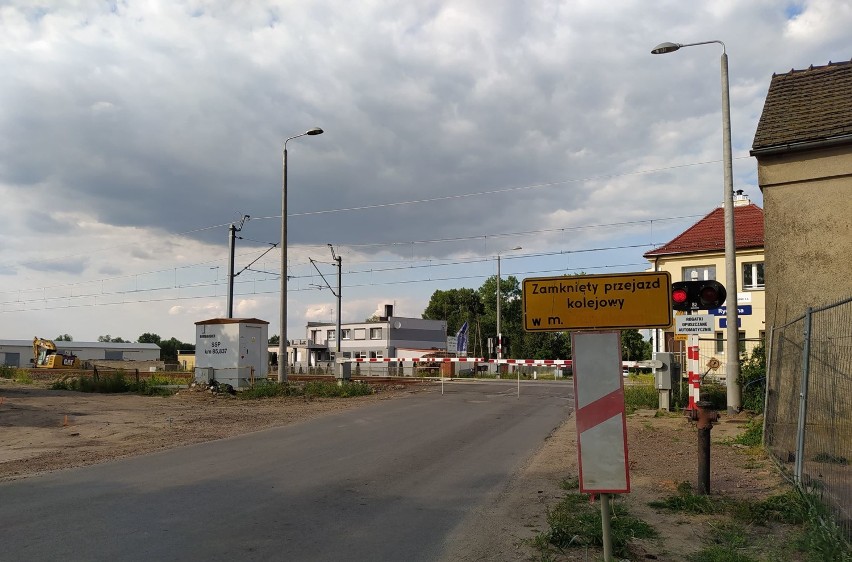Zamknięto przejazd kolejowy w Kłodzie, na drodze powiatowej z Rydzyny do Czerniny [ZDJĘCIA]