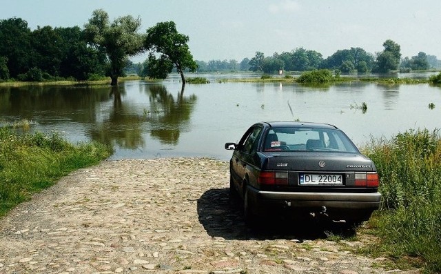 Droga, która na wielu mapach prowadzi przez most i dalej do Góry i Poznania, w Leszkowiach kończy się tuż nad Odrą