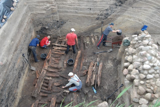 Łódzcy archeolodzy rozpoczęli wykopaliska w Tumie w 2009 roku.