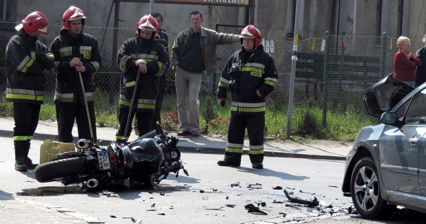 Wrocław: Motocyklista zderzył się czołowo z autem osobowym (ZDJĘCIA)