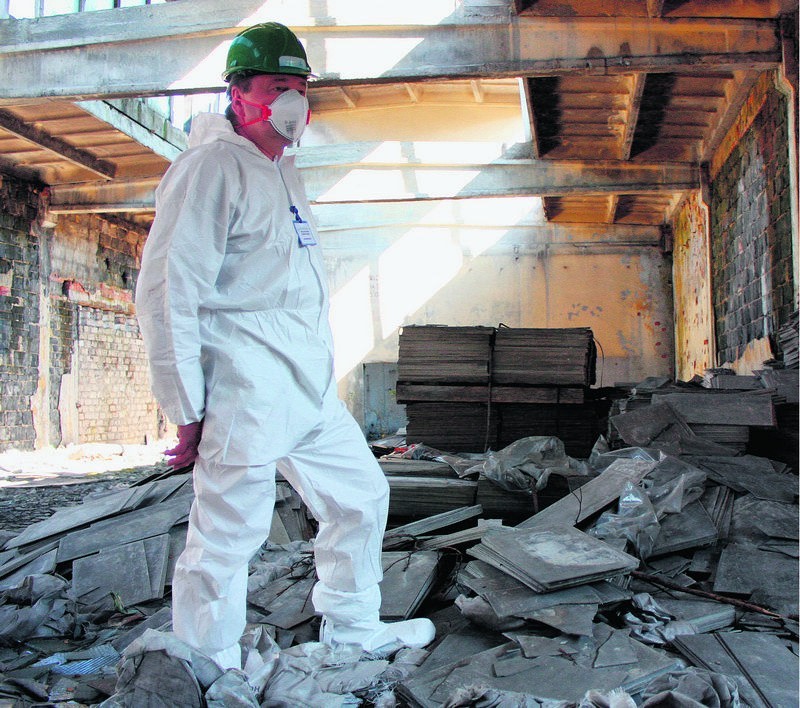 Pomieszczenia zakładu pełne były odpadów azbestowych