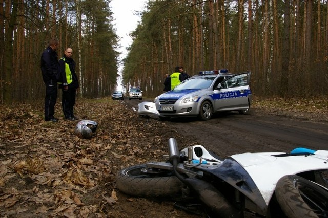 Pościg za nastoletnim motocyklistą zakończył się zderzeniem z radiowozem i potłuczeniami