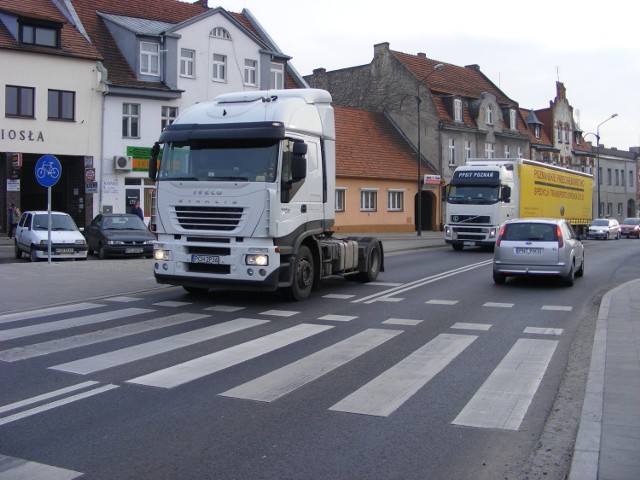 Od lat samochody ciężarowe przejeżdżają przez centrum Murowanej Gośliny