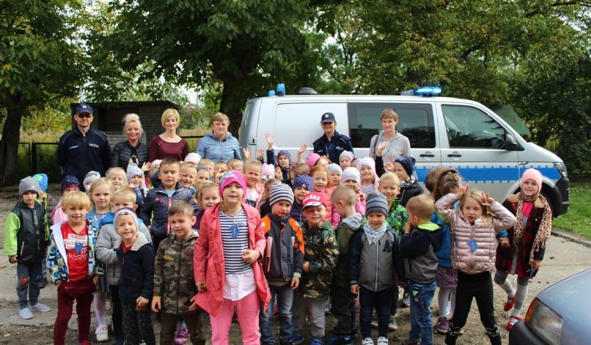 Policjanci zachęcali przedszkolaków do noszenia odblasków [foto]