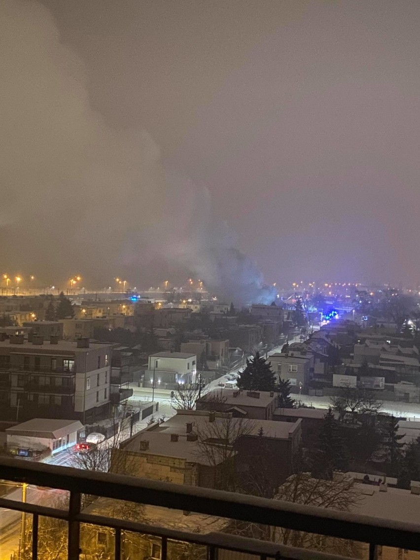 Duży pożar w Bydgoszczy. Ogień wybuchł w hali magazynowej, 10 zastępów strażaków w akcji [zdjęcia]