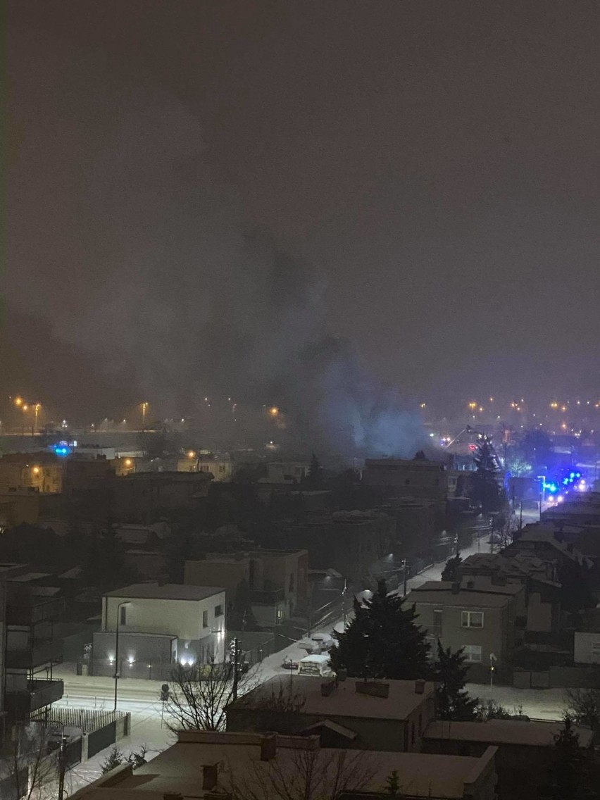 Duży pożar w Bydgoszczy. Ogień wybuchł w hali magazynowej, 10 zastępów strażaków w akcji [zdjęcia]