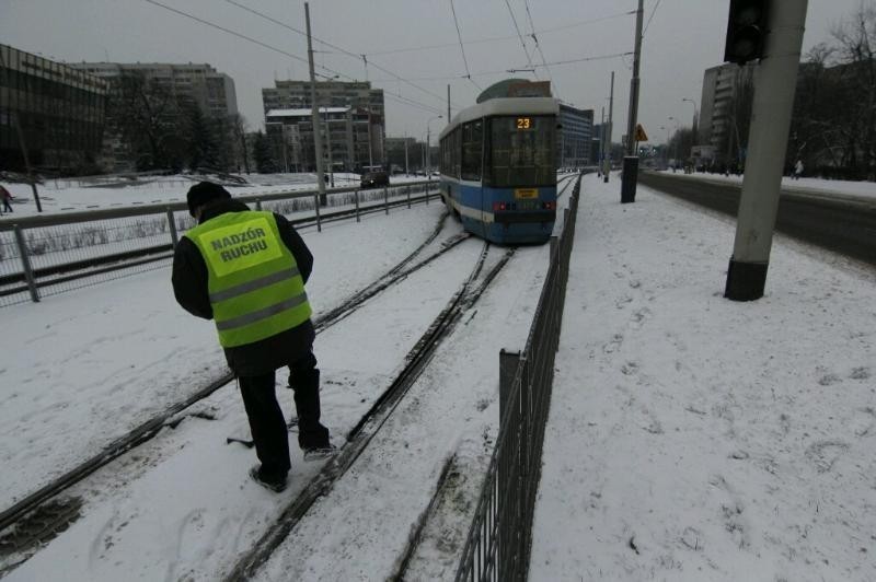 Wrocław: Tysiące ludzi nie dojechały do pracy, bo wykoleił się tramwaj (LIST, ZDJĘCIA)