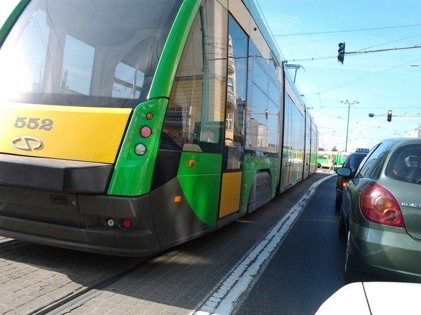 Roosevelta: Zderzenie z samochodem i awaria tramwaju