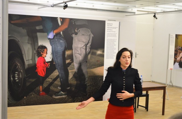 Samira Damato prezentuje zdjęcie Johna Moore'a "Dziewczynka płacząca na granicy" uznane za zdjęcie roku.