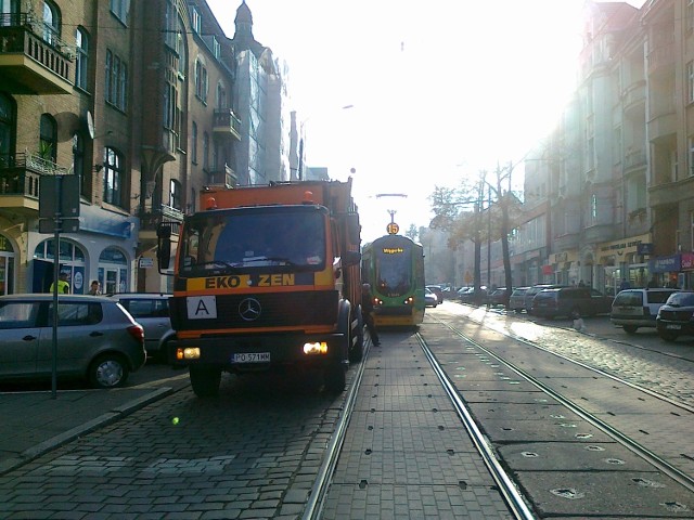 Śmieciarki blokują przejeżdżające tramwaje