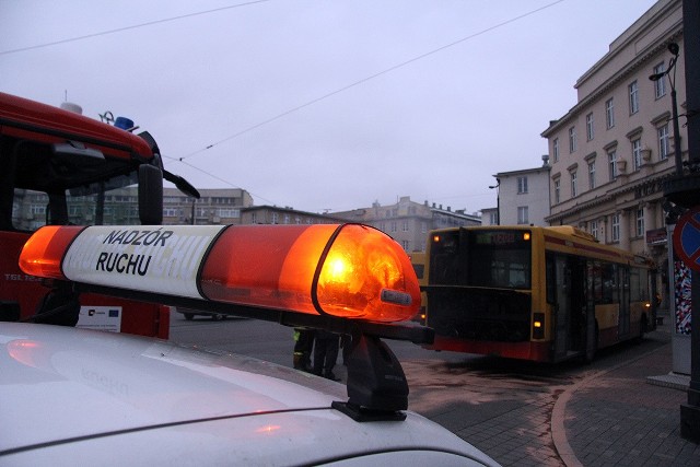 W czwartkowy poranek przechodnie wezwali strażaków do pożaru autobusu 78