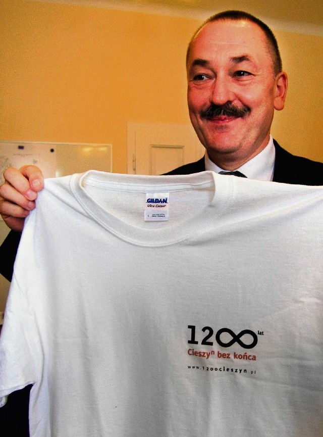 Chcemy promować Cieszyn - mówi burmistrz Ficek. Na zdjęciu z koszulką z logo obchodów