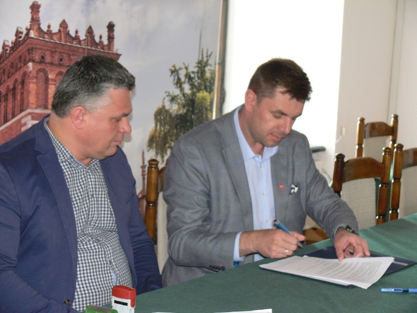 Umowę podpisali od lewej wykonawca Tomasz Wojtas i burmistrz...