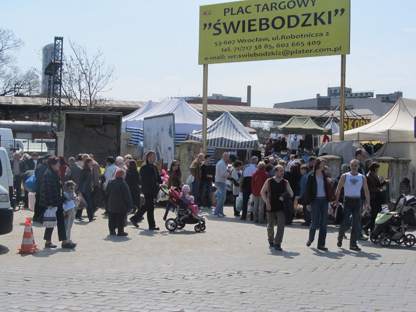 Wrocław: Słoneczną niedzielę mieszkańcy spędzają na targowisku (ZDJĘCIA)