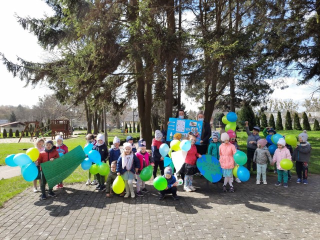 Dzieci z przedszkola w Karnkowie także uczciły Dzień Ziemi. Nie zabrakło dyskusji o segregowaniu odpadów i oszczędzaniu wody.