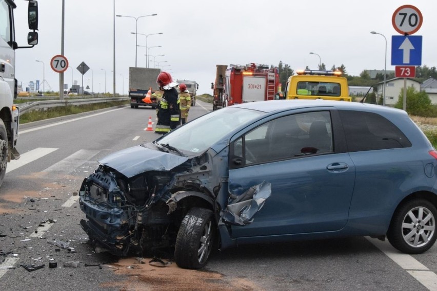 Wypadek na ulicy Ściegiennego w Kielcach. Duże utrudnienia po zderzeniu ciężarówki z osobówką. Zobaczcie zdjęcia