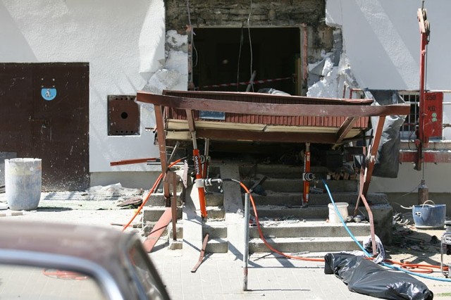 W poniedziałek betonowo-stalowa konstrukcja dachu nad klatką schodową przygniotła dwóch pracowników