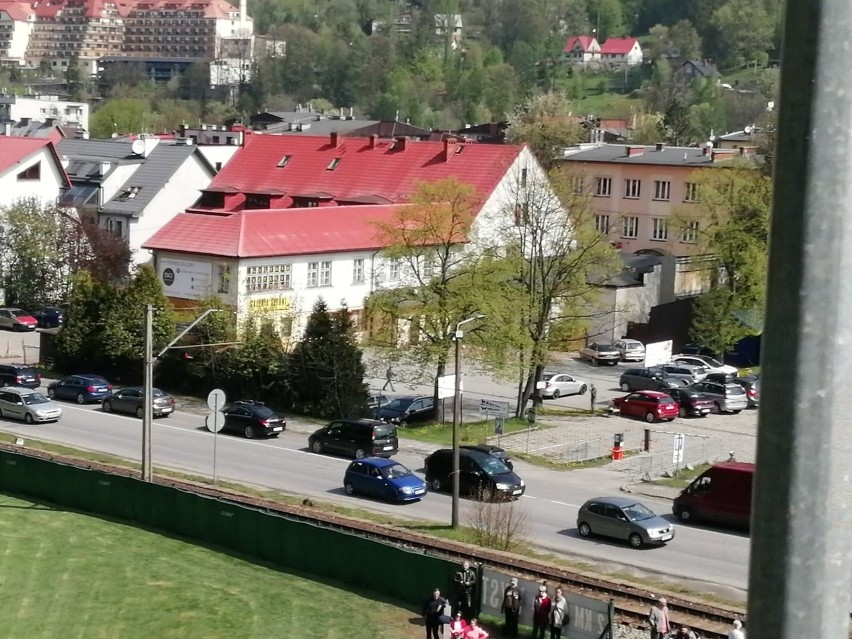 Uwaga: ogromne korki w Wiśle, centrum miasta właściwie stoi (ZDJĘCIA)