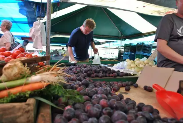 Miesiące letnie to okres, kiedy stragany na poznańskich rynkach są pełne świeżych warzyw i owoców