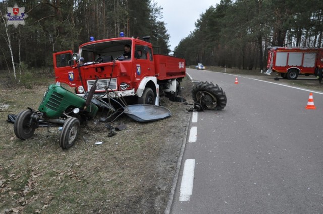 Na miejscu zdarzenia zginął kierowca ciągnika - 65-letni mieszkaniec gminy Kodeń. 52-letni strażak, który kierował jelczem był trzeźwy