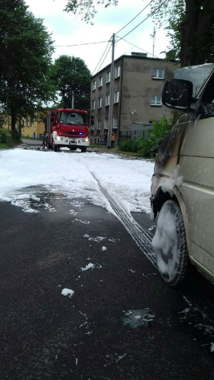 Pożar furgonetki na ul. Fabrycznej w Mochali. Gasili pianą strażacy z PSP i OSP [ZDJĘCIA]