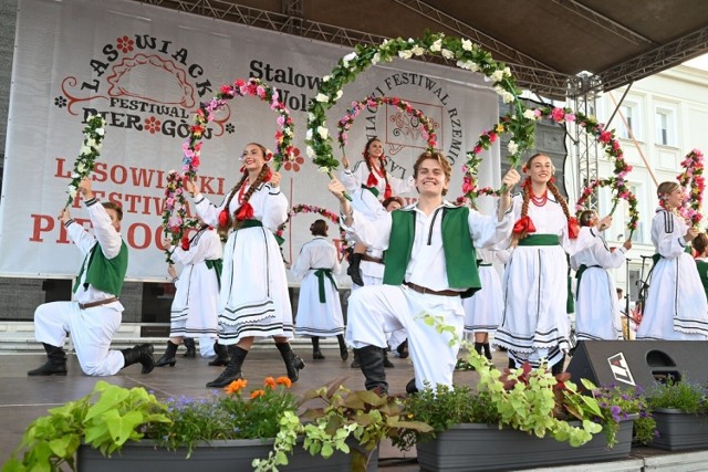 Piękny układ taneczny Polonijnego Zespołu Pieśni i Tańca „Polonez” z Vancouver na festiwalu w Stalowej Woli.