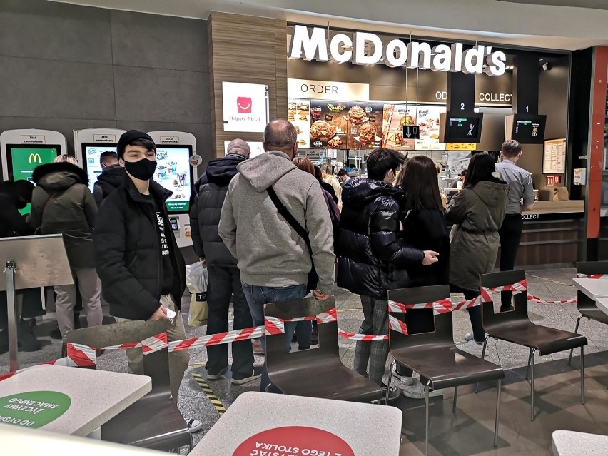 Kraków. Zakaz spożywania posiłków na terenie galerii. Jak radzą sobie klienci? [ZDJĘCIA]