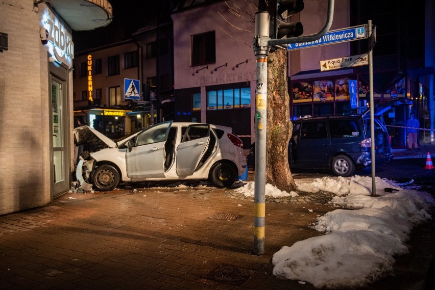 Zakopane. Nocny wypadek na skrzyżowaniu. Samochód niemal wjechał do Żabki  