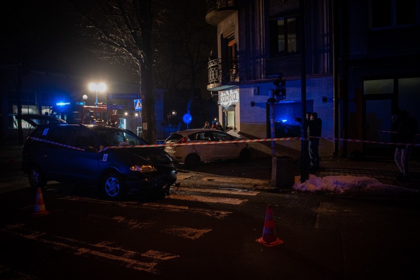 Zakopane. Nocny wypadek na skrzyżowaniu. Samochód niemal wjechał do Żabki  