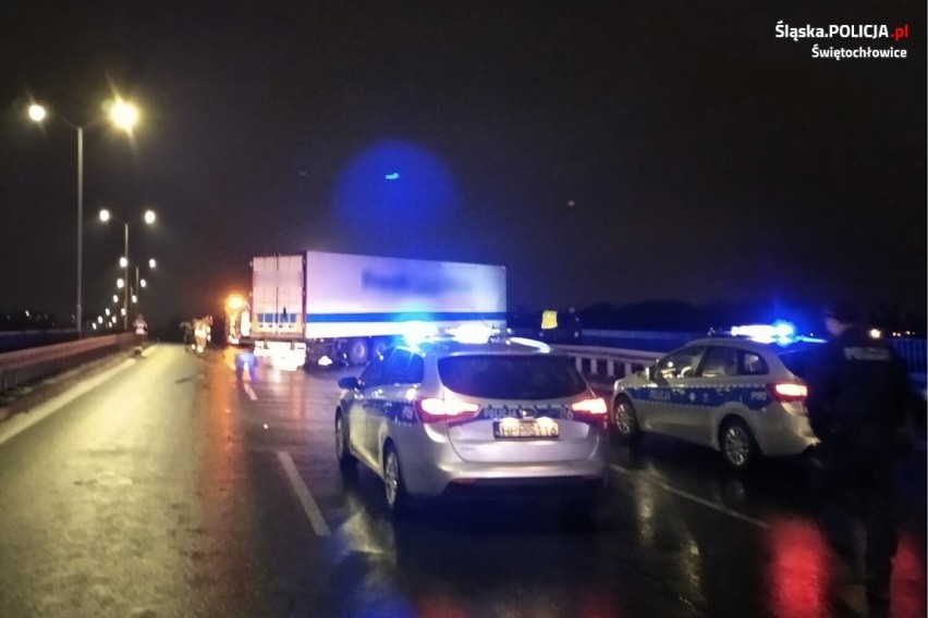 Kierowca samochodu ciężarowego stracił panowanie nad pojazdem na odcinku DTŚ w Świętochłowicach. Naczepa ciężarówki zawisła na wiadukcie  