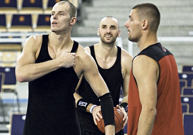 Maciej Lampe (od lewej) i Marcin Gortat (w głębi) to największe indywidualności reprezentacji