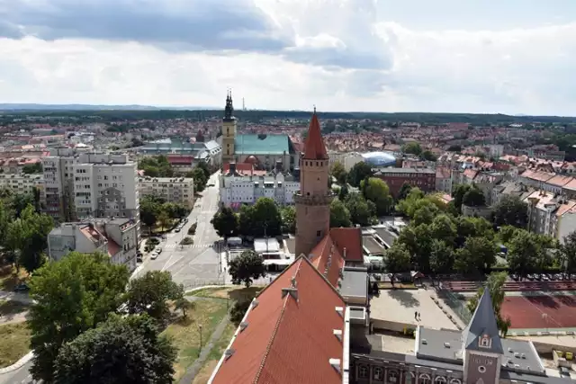 Tak wygląda Legnica z wieży Zamku Piastowskiego.