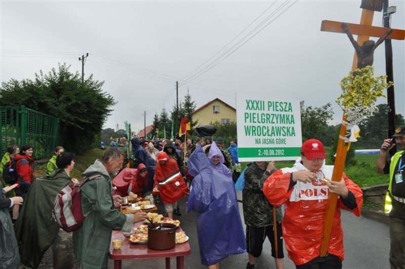 Pielgrzymi z Wrocławia drugi dzień w drodze na Jasną Górę (ZDJĘCIA)