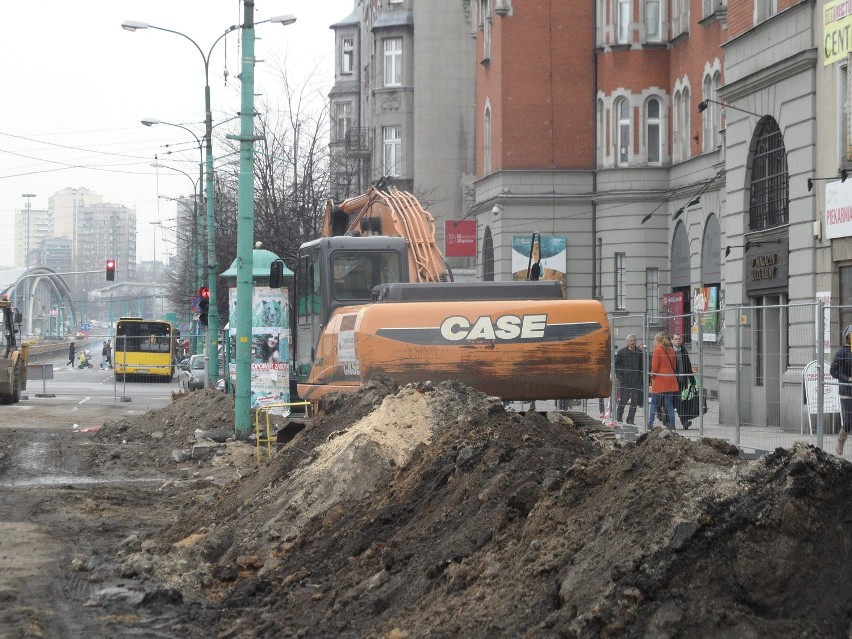 Katowice: Robotnicy odkopali Rawę na katowickim rynku [ZDJĘCIA]