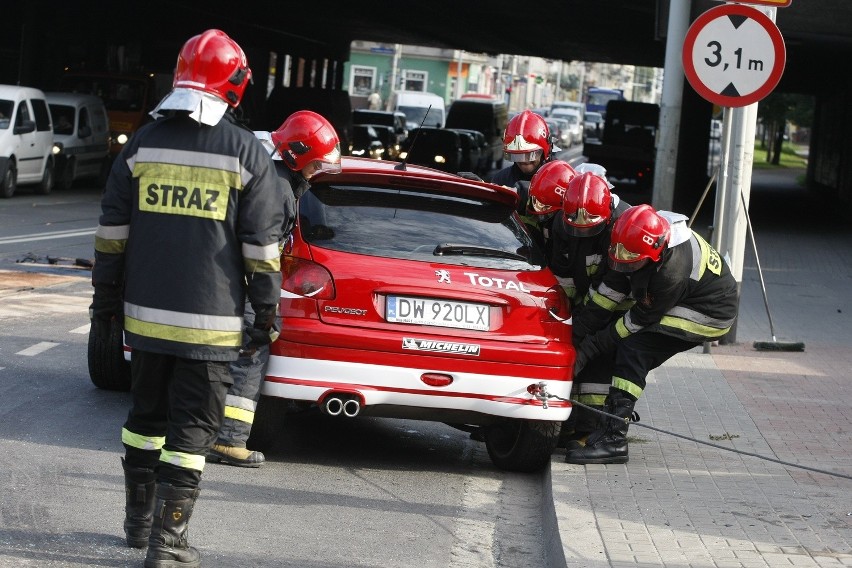 Wrocław: Wypadek na Trzebnickiej, zawinił kierowca mitsubishi (ZDJĘCIA)